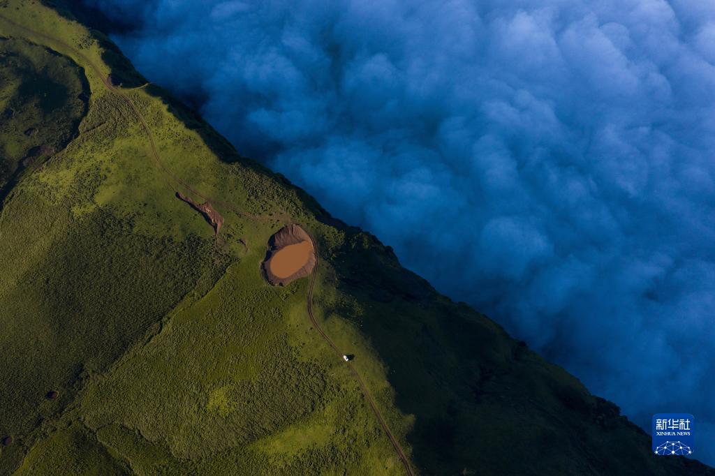 7月7日、竜頭山の頂上から撮影された日の出時の雲(yún)海（ドローンによる撮影?江宏景）。