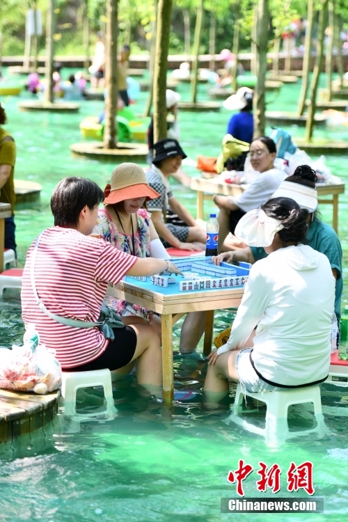 夏が來た！水に浸かってマージャンだ！　四川省成都