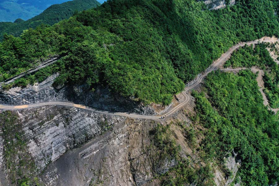 斷崖に作られた「崖の上の穀物道路」　重慶市黔江