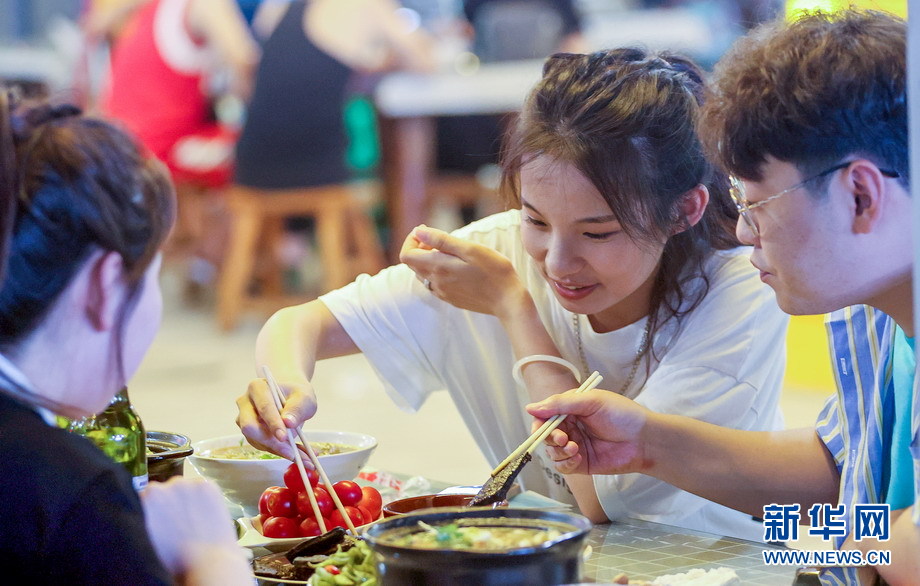 河南省安陽(yáng)市聶村の屋臺(tái)で売られている地方色豊かなグルメが、夏の夜に市民が外食する際の選択肢トップになっている（撮影?李中華)。