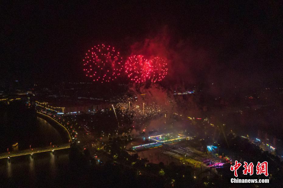 蓮花観光文化フェスの開幕祝う華麗な夏の花火ショー　江西省広昌