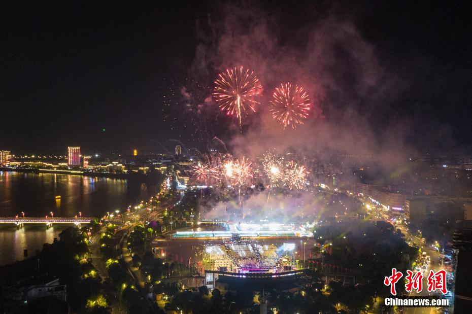 蓮花観光文化フェスの開幕祝う華麗な夏の花火ショー　江西省広昌