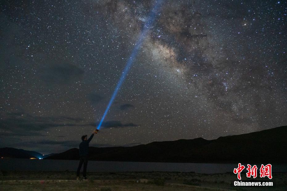 7月17日夜、ヤムドク?ユムツォの上空にかかる銀河（撮影?江飛波）。