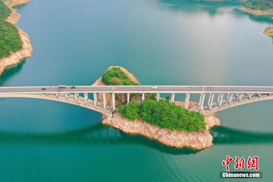 上空から見ると絶景広がる大別山風(fēng)景道　安徽省