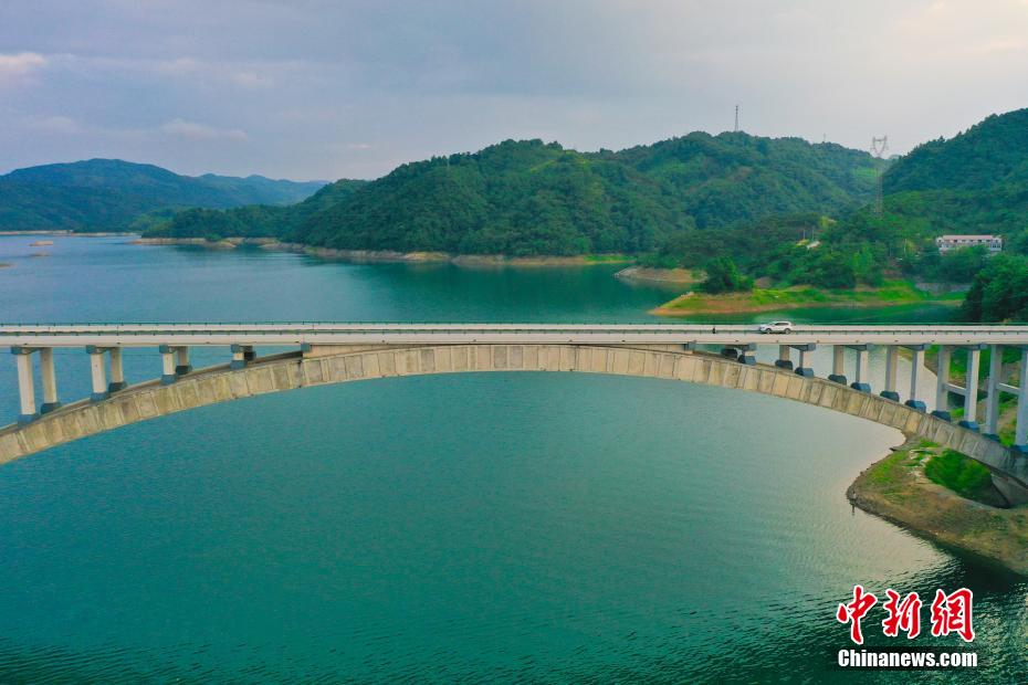 上空から見ると絶景広がる大別山風(fēng)景道　安徽省