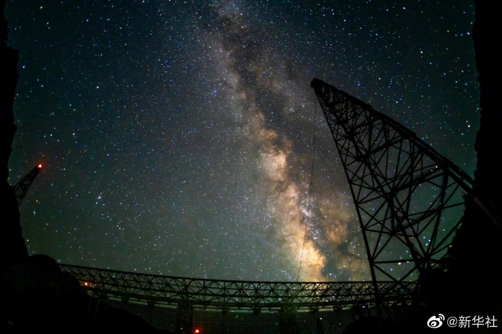 星が瞬く空の下にある「中國天眼」の美しさ