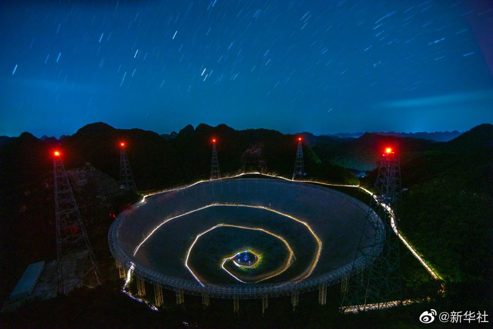 星が瞬く空の下にある「中國天眼」の美しさ