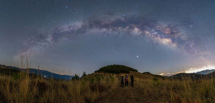 無限の宇宙に思いを馳せて　雲(yún)南の美しい星空