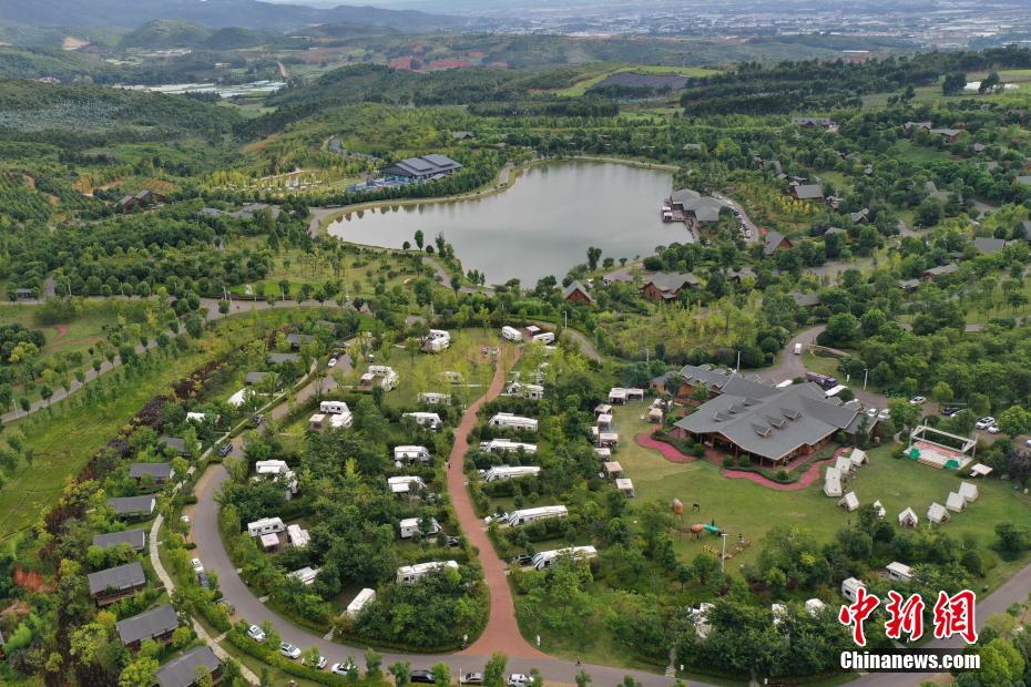 美しい庭園に姿を変えた砂漠化が深刻だったカルスト地形エリア　雲南省彌勒