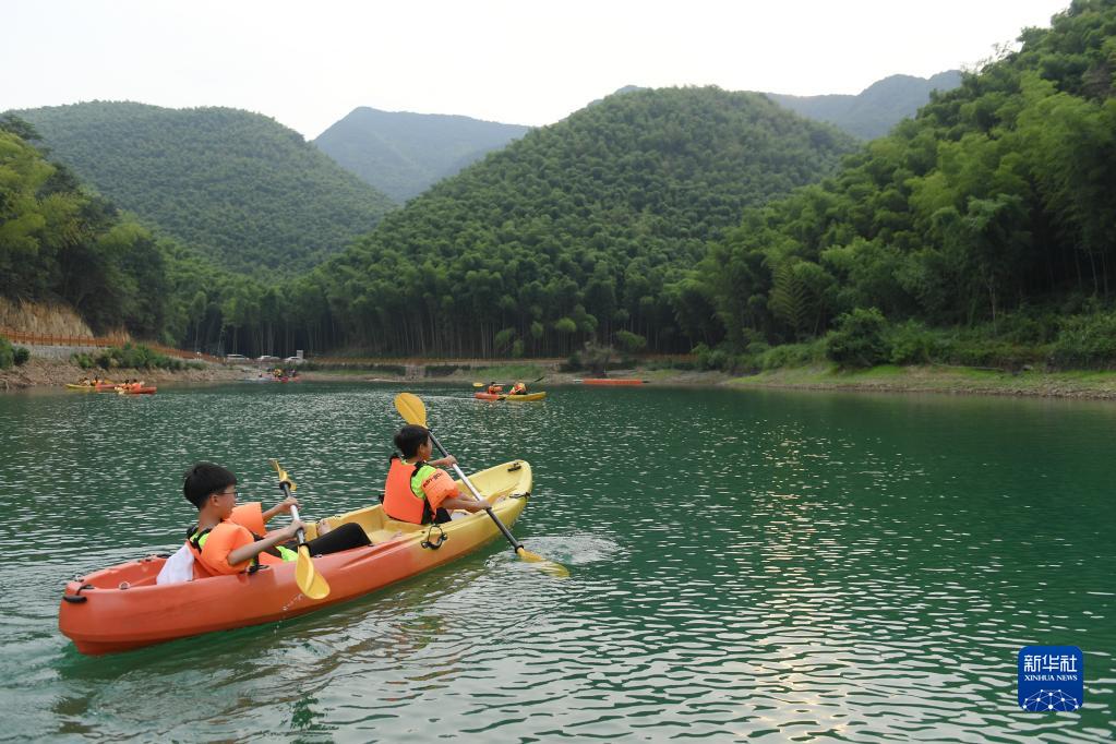 8月1日、紹興市富盛鎮(zhèn)にある水上運動基地でカヌーに挑戦する小學(xué)生（撮影?翁忻暘）。