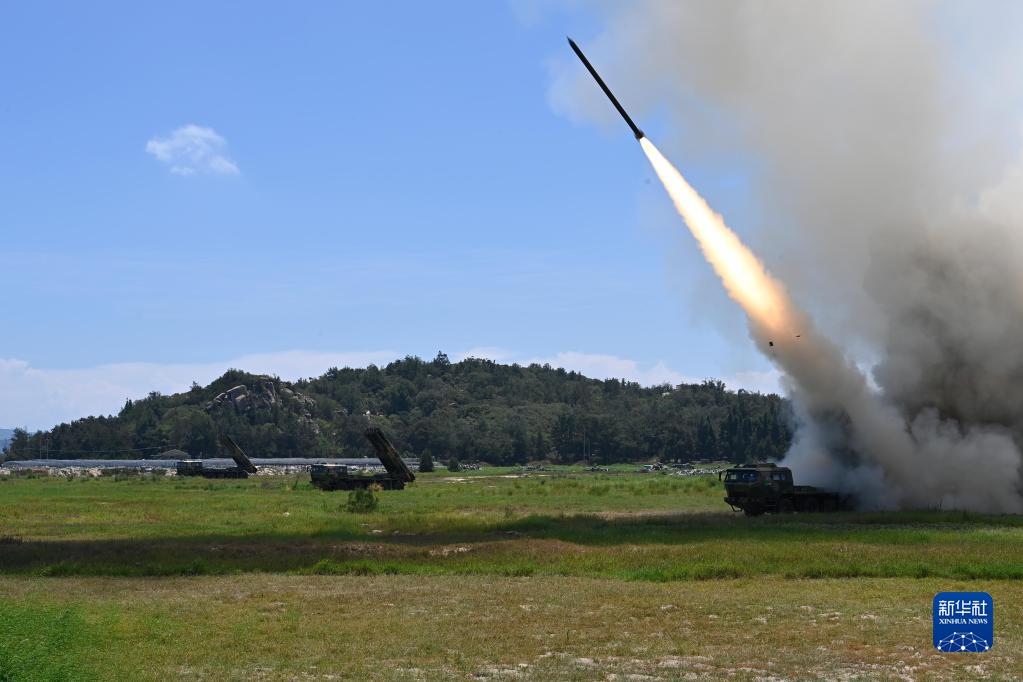 8月4日、東部戦區(qū)の陸軍某旅団が長距離火力分隊を組織し、臺灣海峽に向けた実弾射撃訓練を実施する様子 (撮影?頼橋泉)。 