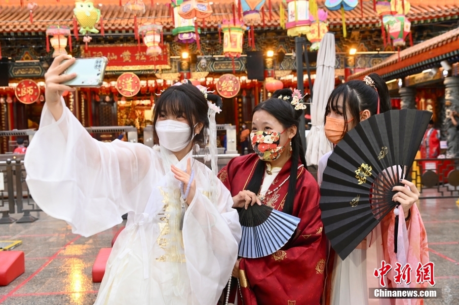 舊暦七夕に漢服姿で黃大仙祠詣り　香港特區(qū)