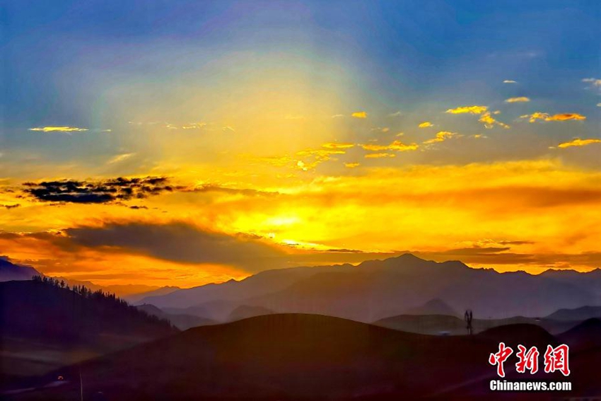 七夕の日に祁連山に広がる色鮮やかな夕焼け　青海省