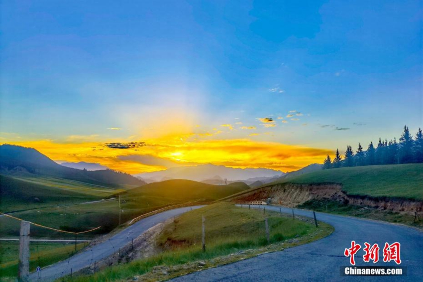 七夕の日に祁連山に広がる色鮮やかな夕焼け　青海省