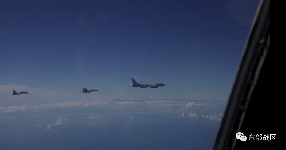 東部戦區(qū)の爆撃機編隊複數(shù)が臺灣海峽を南北から同時に通過