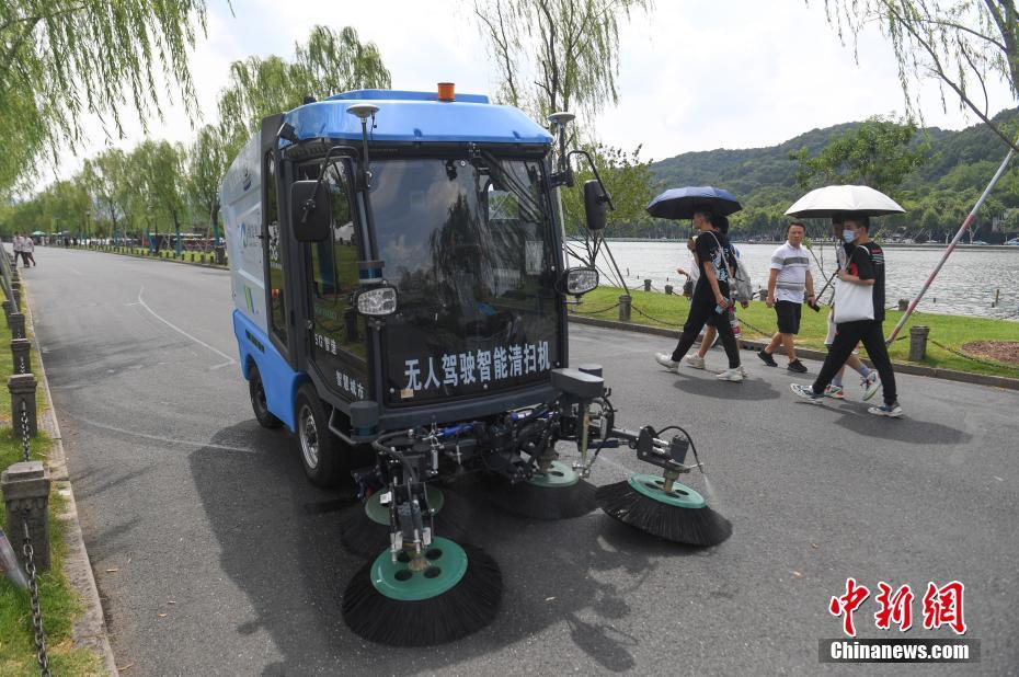 5G対応スマート自動運(yùn)転清掃車（撮影?王剛）。