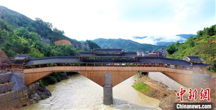 様々なデザインの木製屋根付橋　福建省寧徳