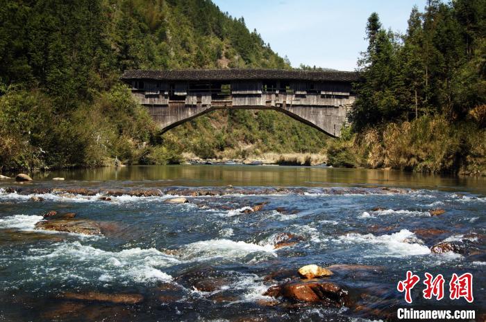 様々なデザインの木製屋根付橋　福建省寧徳