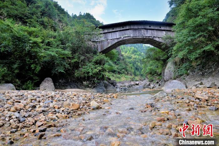 様々なデザインの木製屋根付橋　福建省寧徳