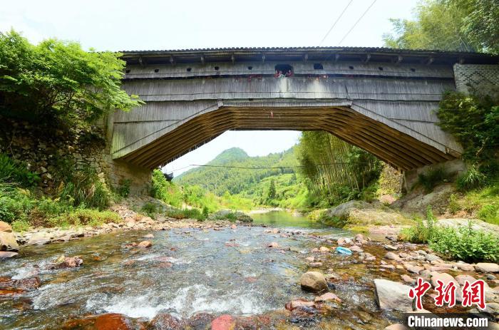 様々なデザインの木製屋根付橋　福建省寧徳