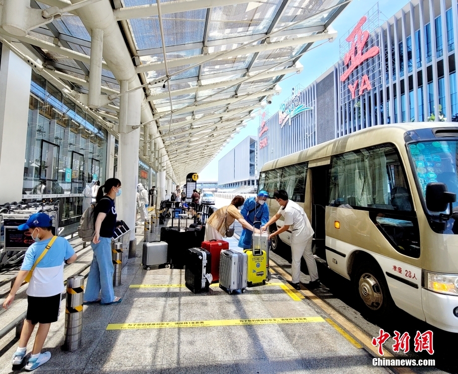 三亜鳳凰國際空港で、荷物を手に出発ロビーに到著した旅客（8月15日撮影?王暁斌）。