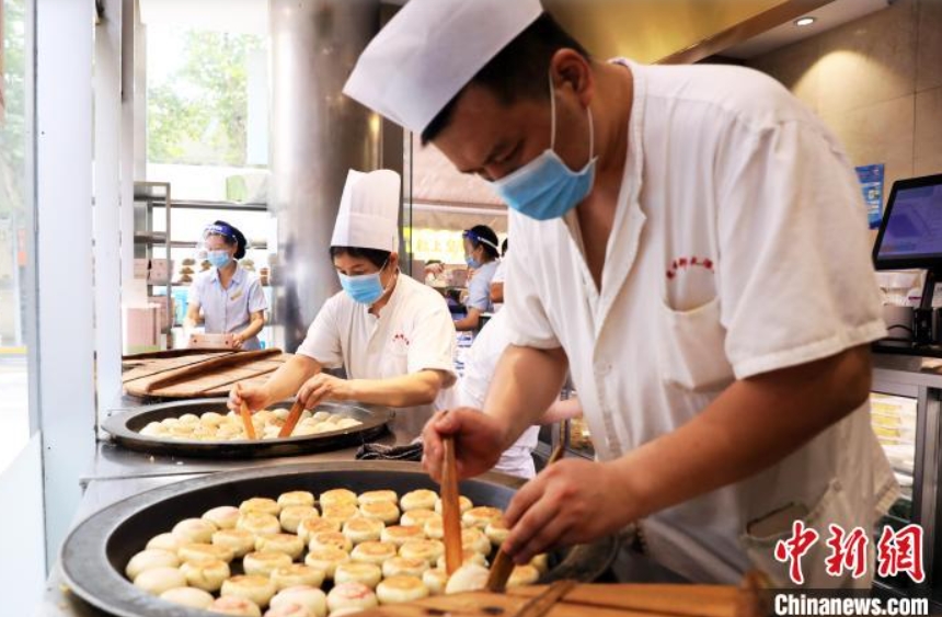 鮮肉月餅の製造に追われる職人（撮影?湯彥?。?。