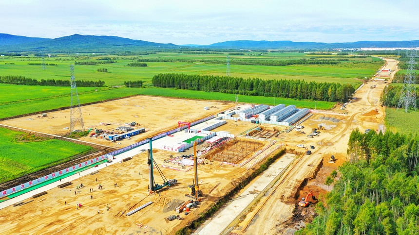 本格的な建設(shè)が始まった中國最北端の高速鉄道駅「伊春西駅」。（撮影?原勇）