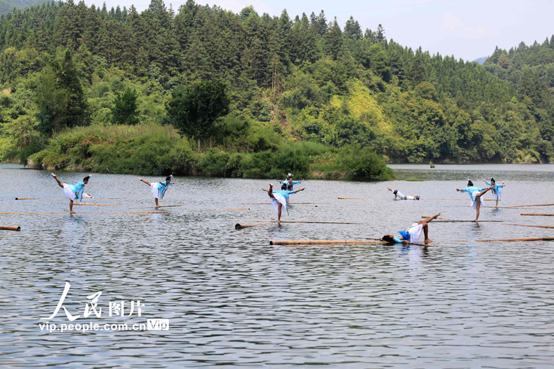 「無形文化遺産」の魅力を水上で披露　貴州省榕江