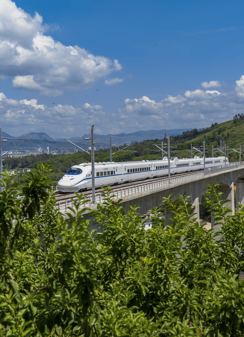 走行試験段階に入った彌蒙高速鉄道　雲(yún)南省