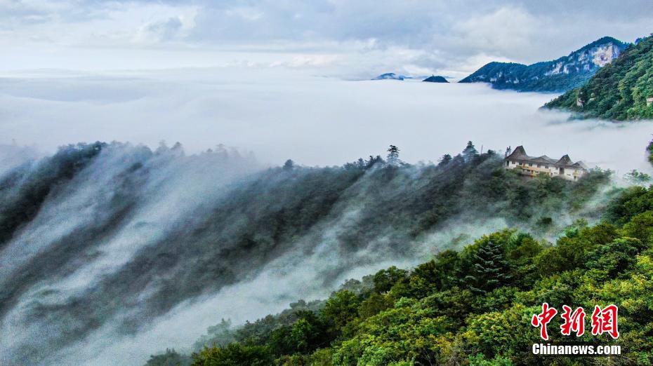 尾根から流れ落ちる雲(yún)滝（撮影?李開宇）