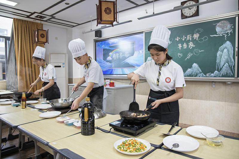 江蘇省鎮(zhèn)江市第三中學校で、新學期の最初の授業(yè)で料理の腕前を披露した生徒たち（寫真著作権はCFP視覚中國が所有のため転載禁止）