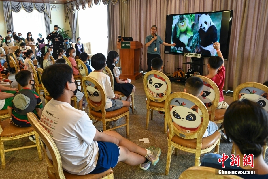 広州の小學(xué)生が動(dòng)物園で新學(xué)期初の授業(yè)　広東省