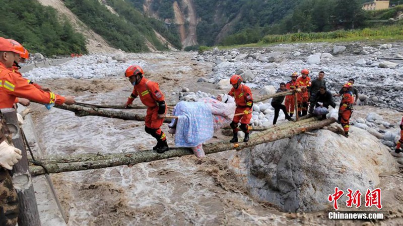 四川省瀘定県でM6.8の地震、森林消防隊(duì)が負(fù)傷者や被災(zāi)者を避難所へ移送