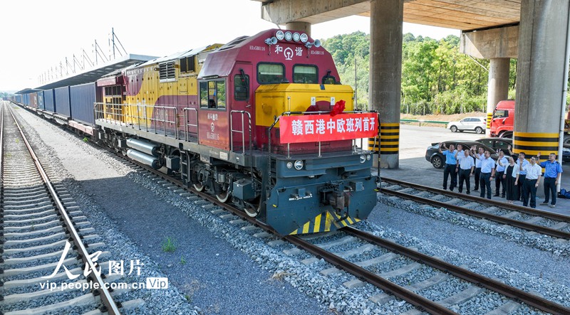 贛西國際港の駅を出発する江西省西部で初の國際定期貨物列車「中歐班列」（撮影?李桂東）