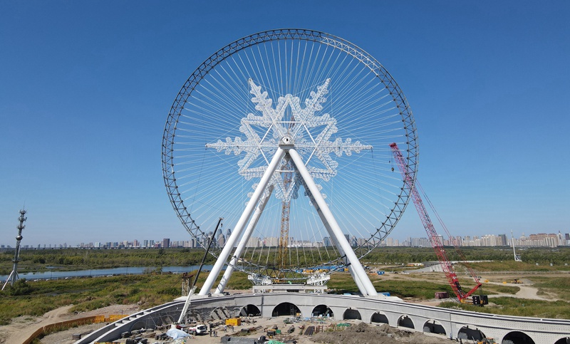 六角形の雪の結(jié)晶の取り付け工事が完成した大観覧車