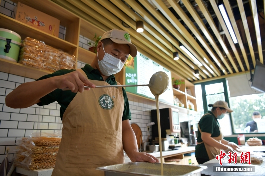 ヘルシーで美味しい「煎餅」で地元の雇用を創(chuàng)出した男性　河北省太行村