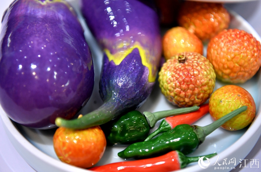 本物そっくりの野菜や果物は全て陶磁器製！　江西省景徳鎮(zhèn)