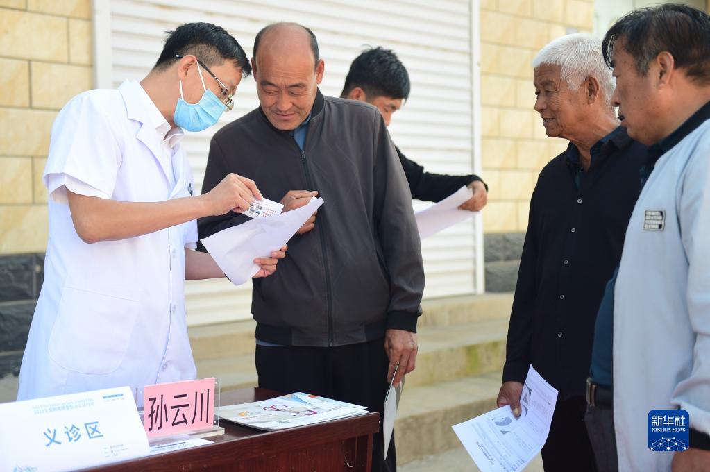 胸部レントゲン検査の結(jié)果を住民に伝える河北省滄州市中西醫(yī)結(jié)合病院放射線?化學(xué)療法センターの醫(yī)師（9月25日撮影?傳新春）。