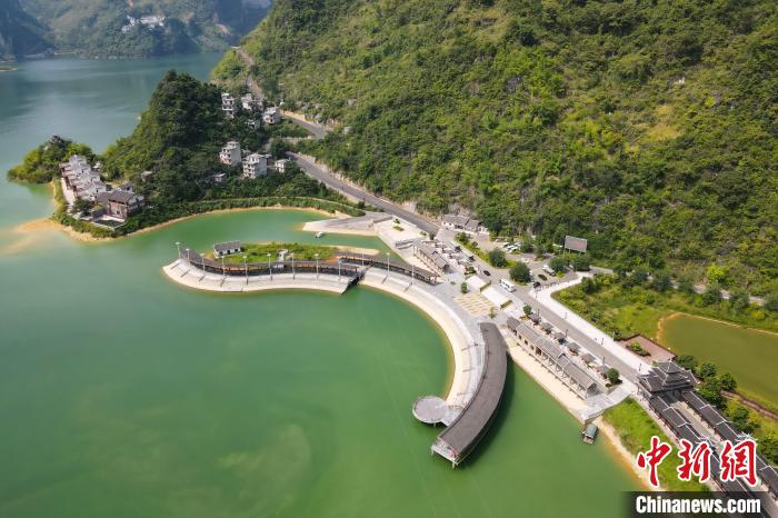 緑の山と青い水が美しい浩坤湖　広西百色市