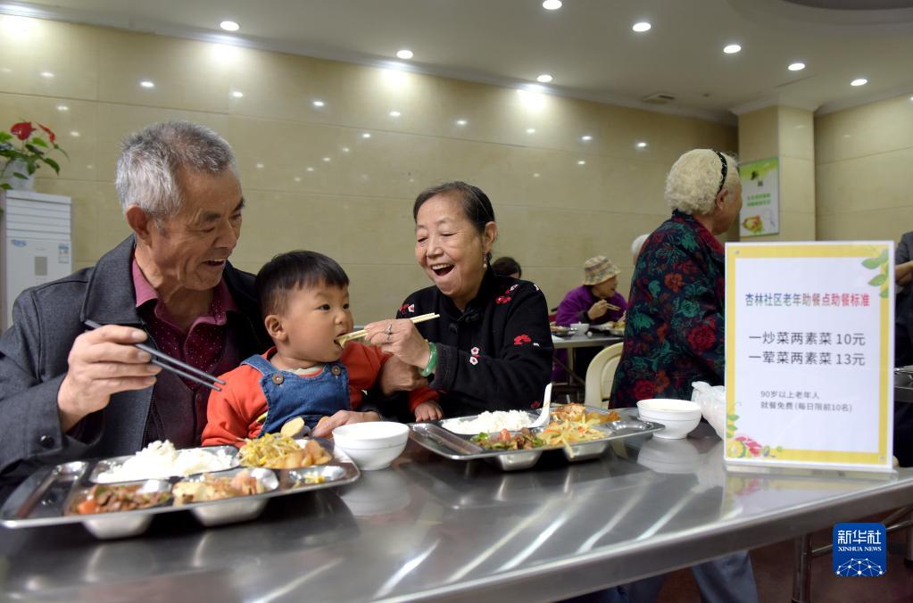 安徽省合肥市蜀山區(qū)石油賓館高齢者支援食堂で孫と一緒に食事をする蔣明珠さん（寫真左）と朱文秀さん（寫真左から3番目、10月8日撮影?郭晨）。