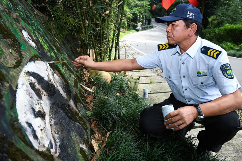 深センの公園に絵筆で彩り添える警備員　広東省