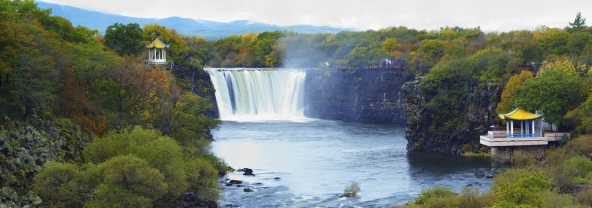 色鮮やかな秋景色広がる鏡泊湖　黒竜江省