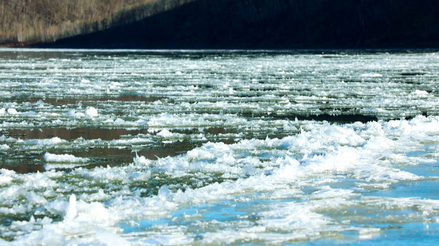 流氷期に入った漠河區(qū)間全域、下流に「跑氷排」の景色広がる　黒竜江省