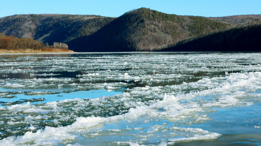 流氷期に入った漠河區(qū)間全域、下流に「跑氷排」の景色広がる　黒竜江省