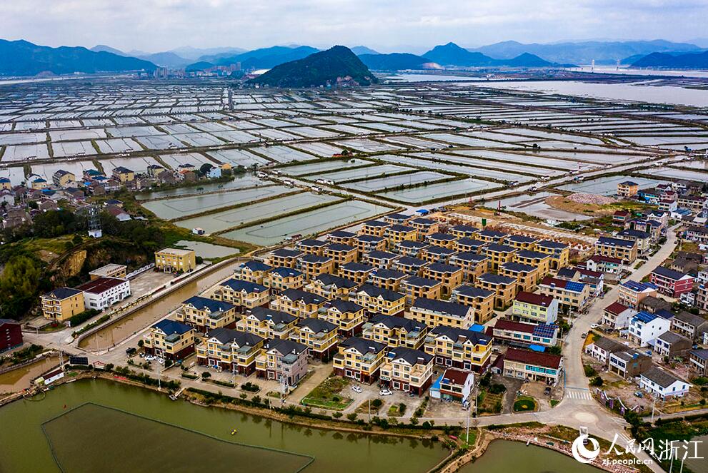 臺(tái)州市三門県に広がる美しく広大な養(yǎng)殖池（撮影?章勇濤）。