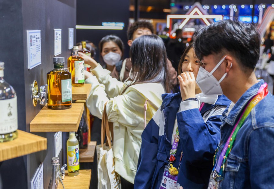 JAPAN MALLブースで蛇口を捻って日本の酒類(lèi)を試飲する來(lái)場(chǎng)者（寫(xiě)真提供?JETRO上海事務(wù)所）。