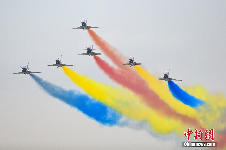 中國(guó)空軍「八一」アクロバット飛行隊(duì)が中國(guó)航空ショーで展示飛行　広東省