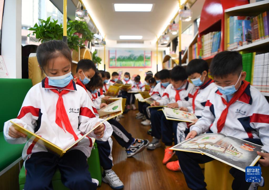 廃車になったバスがスマート図書館に変身！　湖南省長沙