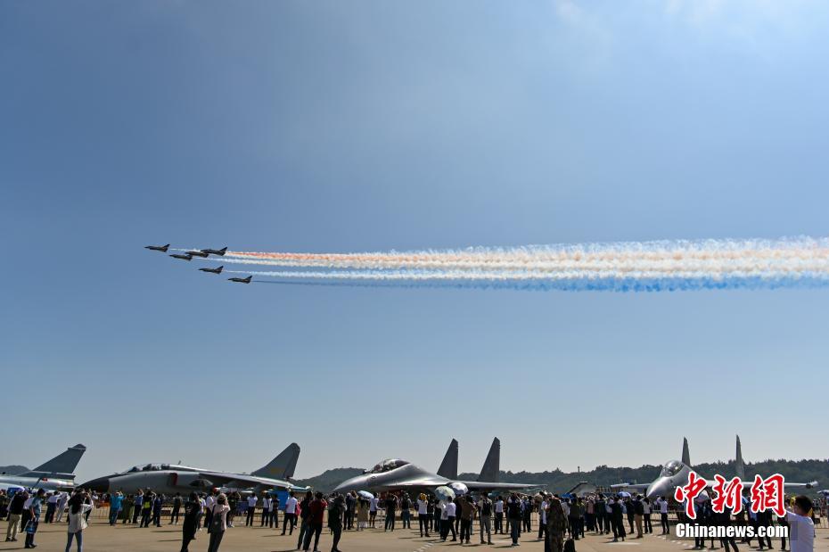 珠海の青空で華麗な展示飛行　第14回中國(guó)航空ショー