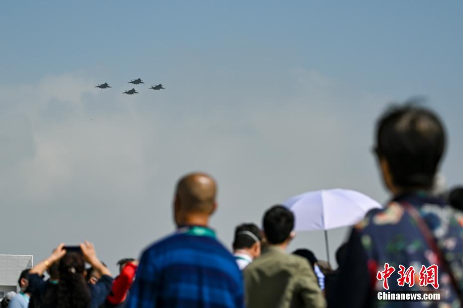 珠海の青空で華麗な展示飛行　第14回中國航空ショー